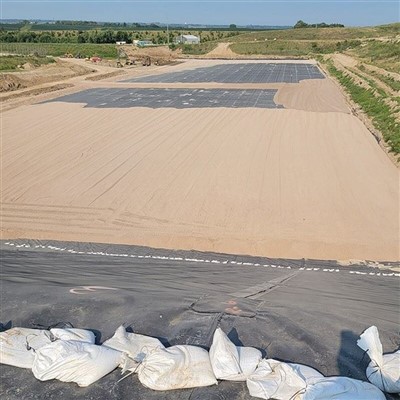 Como a geomembrana HDPE afeta a qualidade das águas subterrâneas?